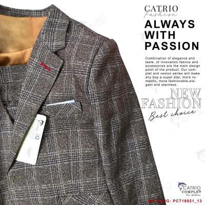 BỘ SUIT TRẺ EM CATRIO PCT18921/13 là bộ đồ vest bé trai CATRIO TỪ 2 TUỔI ĐẾN 7 TUỔI (12KG_ 28KG) gồm 3 chi tiết áo vest bé trai + quần dài bé trai+áo gilet trẻ em, vải dạ mềm mượt để bé mặc biểu diễn, dự lễ tiệc cưới hỏi tết