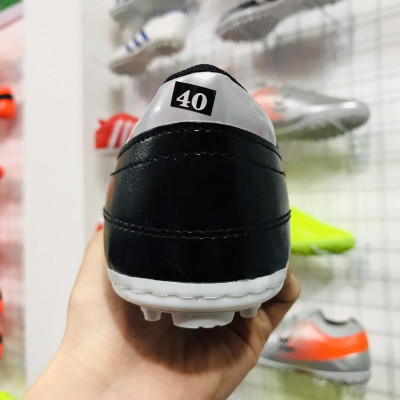 Giày thể thao bóng đá cao cấp nhất năm 3 Sọc Đen