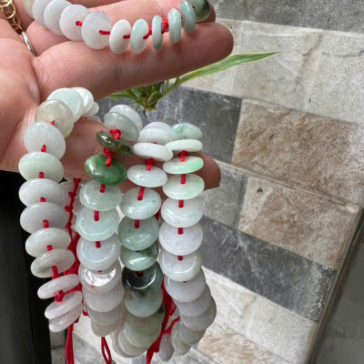 Vòng Tay Dây Đỏ Đồng Tiền Điếu Đá Cẩm Thạch Trắng Xanh Nhẹ Bóng Đẹp Nữ đeo tay may mắn xinh xắn tài lộc phù hợp cho những ai yêu thích sự đơn giản mà vẫn sang trọng ạ