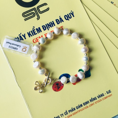 Lắc tay ngọc trai thật, Thiết kế kiểu Hàn, Mẫu con ong, sang trọng và quý phái, KÈM BẢN PHOTOCOPY GIẤY KIỂM ĐỊNH SẢN PHẨM MẪU, KÈM HỘP ĐỰNG HOA HỒNG