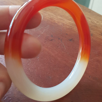 Vòng tay đá mã não rẻ đẹp Đỏ đậm đẹp 1 bên trắng 1 bên Vòng Ni 60mm x chột to 10mm Nữ 60kg - 75kg đeo rất xinh tay ạ