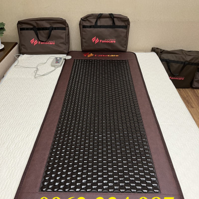 Thảm đá nhiệt nóng Fanocare KT 80x190x3.5cm C2500D lục giác đen (Tặng kèm 1 gối đá tourmaline)