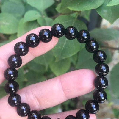 Chiếc Vòng tay đá mã não đen 8mm 22 hạt vô cung tốt ạ Màu đen Chuẩn hợp phong thủy Nữ mệnh thủy mộc Màu đen nhẹ nhàng may mắn hợp phong thủy tốt cho công việc tài lộc cho gia chủ rẻ lắm mà đẹp nhe chị em ơi