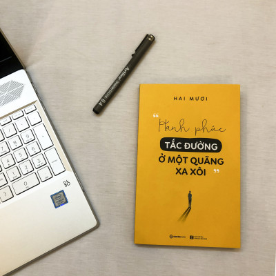 Hạnh phúc tắc đường ở một quãng xa xôi - Tác giả: Hai Mươi - Không nên là những nhớ nhung phù phiếm, những tương lai bị buộc quá chặt để đến lúc đứt gãy sẽ chẳng thể nào hàn gắn, ngay trong những lỗ hổng của chính bản thân mình