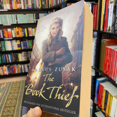 Sách - The Book Thief by Markus Zusak | Best of #BookTok / The #1 International Bestseller
