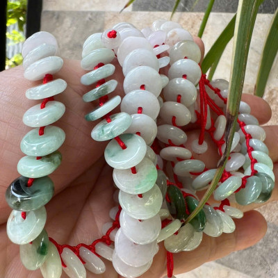 Vòng Tay Dây Đỏ Đồng Tiền Điếu Đá Cẩm Thạch Trắng Xanh Nhẹ Bóng Đẹp Nữ đeo tay may mắn xinh xắn tài lộc phù hợp cho những ai yêu thích sự đơn giản mà vẫn sang trọng ạ