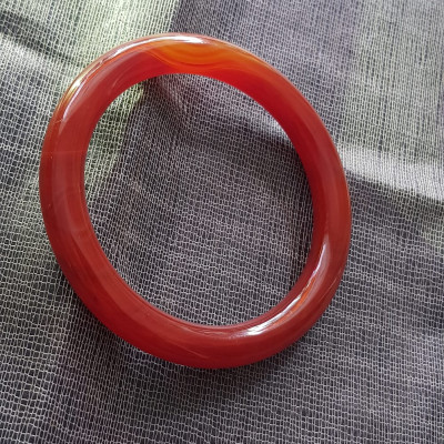 Vòng mã não đỏ Đậm vân ni 61mm x chột to 9,5mm Nữ mệnh hỏa mệnh thổ ạ Nặng 60kg - 70kg đeo đẹp ạ