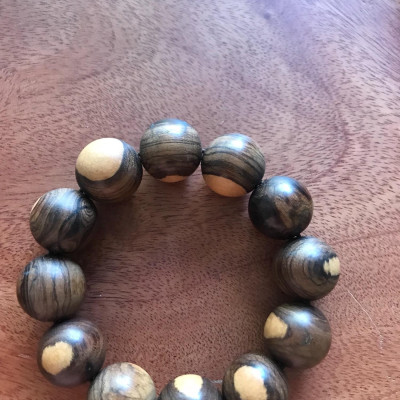 CHIẾC VÒNG TAY NAM GỖ TRẮC SIZE 20MM HẠT TO NHẤT Y HÌNH NHE ANH CHỊ NAM TO CON ĐEO ĐẸP