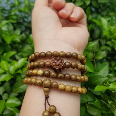 Vòng đeo tay nữ gỗ trầm mix bông hoa sen kiểu quấn tay 4 vòng may mắn tài lộc  Size hạt 6mm  Màu vàng nâu vân sáng nhẹ đeo tay rất đẹp xinh mùi thơm nhẹ nhẹ ạ