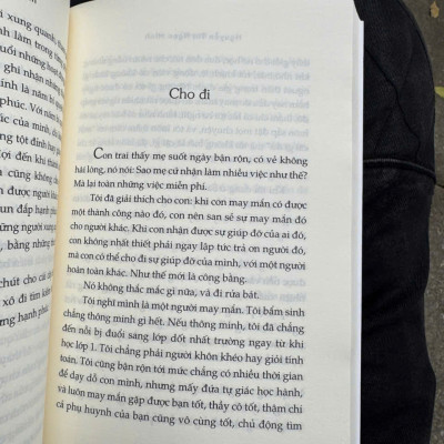 SỐNG NHƯ MỘT DÒNG SÔNG - Nguyễn Thị Ngọc Minh - Nhã Nam