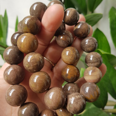 Vòng Gỗ Hóa Thạch Nam 16mm Màu Sáng Bóng Tự nhiên Gỗ Hóa Thạch Đẹp Nam đeo size vòng 16mm sang tay ạ