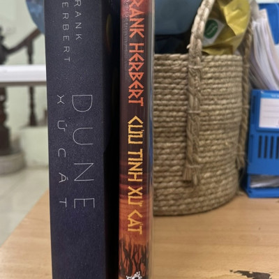 Bản in giới hạn bìa cứng Cứu tinh xứ cát