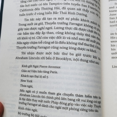 (Sách song ngữ Việt – Anh) HAI VẠN DẶM DƯỚI BIỂN – Jules Verne – Nguyễn Thúy Loan dịch – Hà Giang – NXB Dân Trí