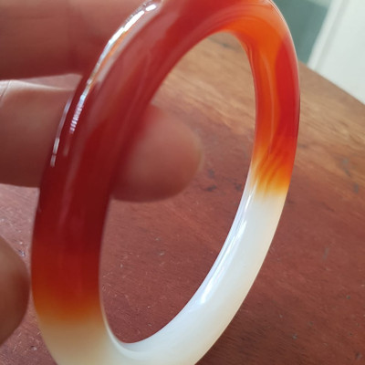 Vòng tay đá mã não rẻ đẹp Đỏ đậm đẹp 1 bên trắng 1 bên Vòng Ni 60mm x chột to 10mm Nữ 60kg - 75kg đeo rất xinh tay ạ