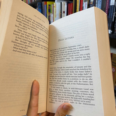 Sách - The Book Thief by Markus Zusak | Best of #BookTok / The #1 International Bestseller