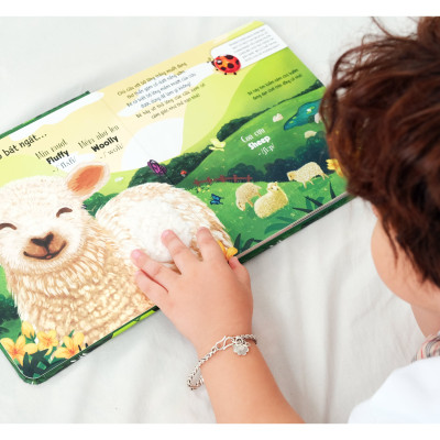 Touch and Feel - Sách Sờ chạm khám phá - Thế giới động vật - Một ngày giữa thiên nhiên