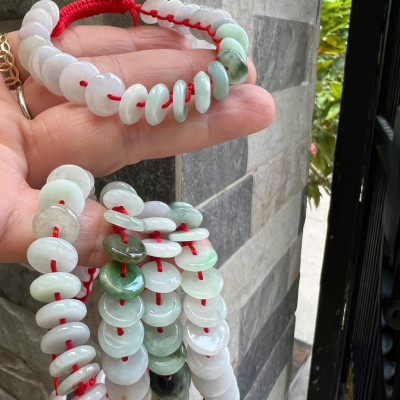 Vòng Tay Dây Đỏ Đồng Tiền Điếu Đá Cẩm Thạch Trắng Xanh Nhẹ Bóng Đẹp Nữ đeo tay may mắn xinh xắn tài lộc phù hợp cho những ai yêu thích sự đơn giản mà vẫn sang trọng ạ