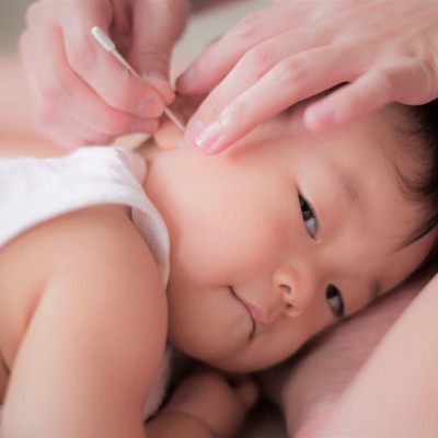 Hộp 200 tăm bông siêu mềm kháng khuẩn cho bé Sanyo, khả năng thấm hút nước vượt trội giúp cho việc vệ sinh tai, mũi cho bé một cách nhanh chóng và hiệu quả - nội địa Nhật Bản 