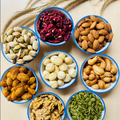 MIX HẠT ĂN LIỀN HOLI 01 - Hạt bí rang, Hạnh nhân rang mộc, Nhân óc chó vàng, Nhân macca, Điều tách lụa / đóng gói 500gram