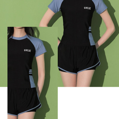 Bộ đồ bơi nữ gồm quần đùi và áo ngắn tay trẻ trung, năng động