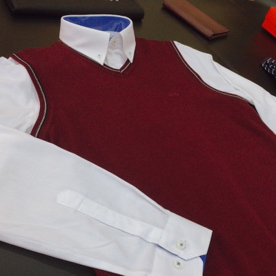 Áo len gile nam aligro đỏ đô kẻ viền