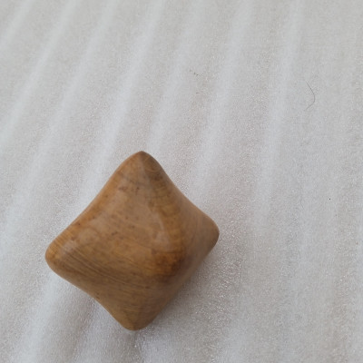 Dụng cụ massage N H home bằng gỗ thơm hình thoi