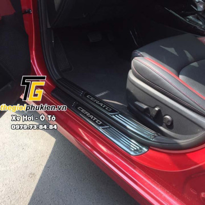 COMBO Nẹp bước chân và ốp chống trầy cốp Kia Cerato 2019-2021 vân Carbon