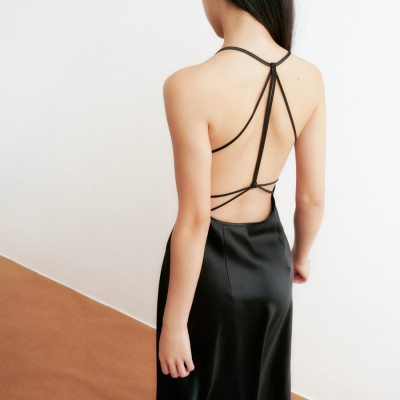 DOTTIE - Đầm lụa midi hở lưng nữ đen D0388