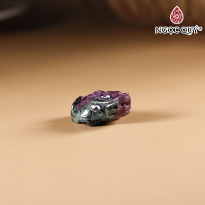 Mặt dây chuyn kim quy đá Ruby Nam Phi 18x29mm mệnh hỏa, thổ - Ngọc Quý Gemstones
